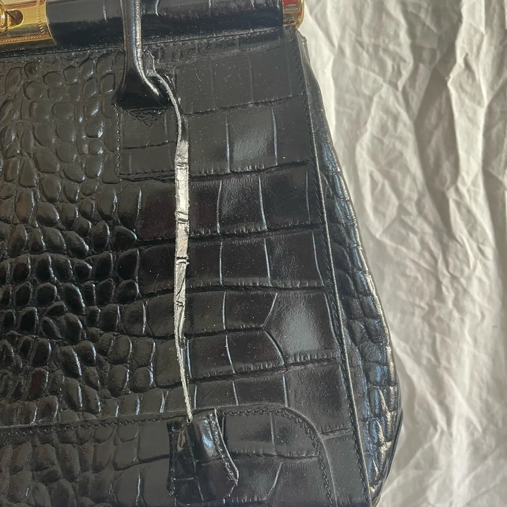 Vera Pelle leather Elegant Black-Embossed Handbag